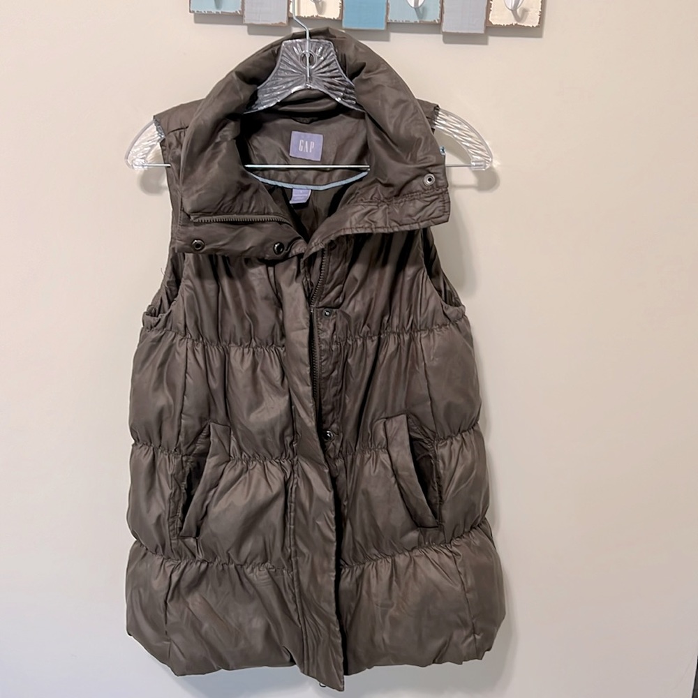Gap Women’s Maternity Puffer Vest / Size S / Brownish Gray / Excellent Condition